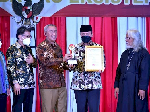 Jaga Perdamaian Papua dengan Bangun Hubungan Baik Lintas Masyarakat dan Agama, Boy Rafli Dapat Penghargaan Kapolda Pro Eksistensi